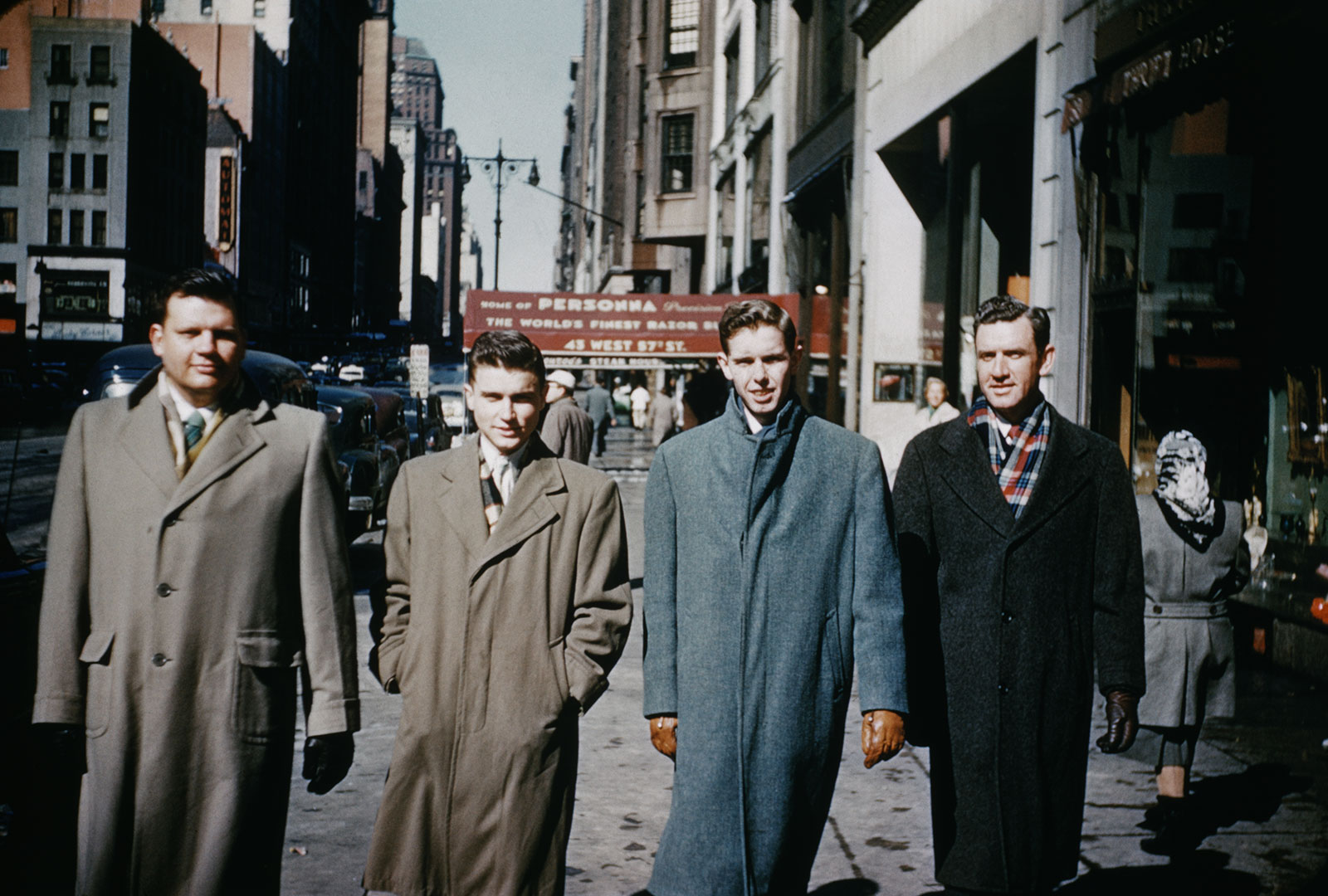 Мужской 50 х годов. 50е 60е года в Америке. Мода в США 1950-Е. СССР 50х мужчины в пальто. 70е годы мода мужская Англия.